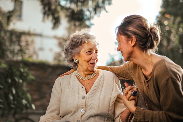 Une personne âgée joyeuse