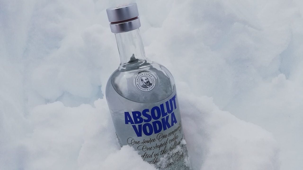 Une bouteille de vodka dans la neige
