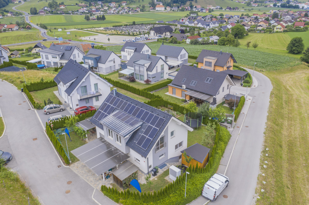 vue aérienne de maisons individuelles équipées de panneaux solaires