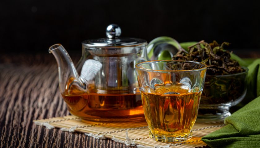 thé vert servi dans un verre