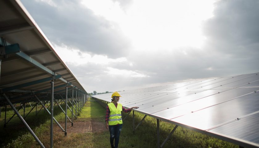 ouvrier près de panneaux solaire