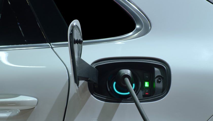 une voiture électique en chargement