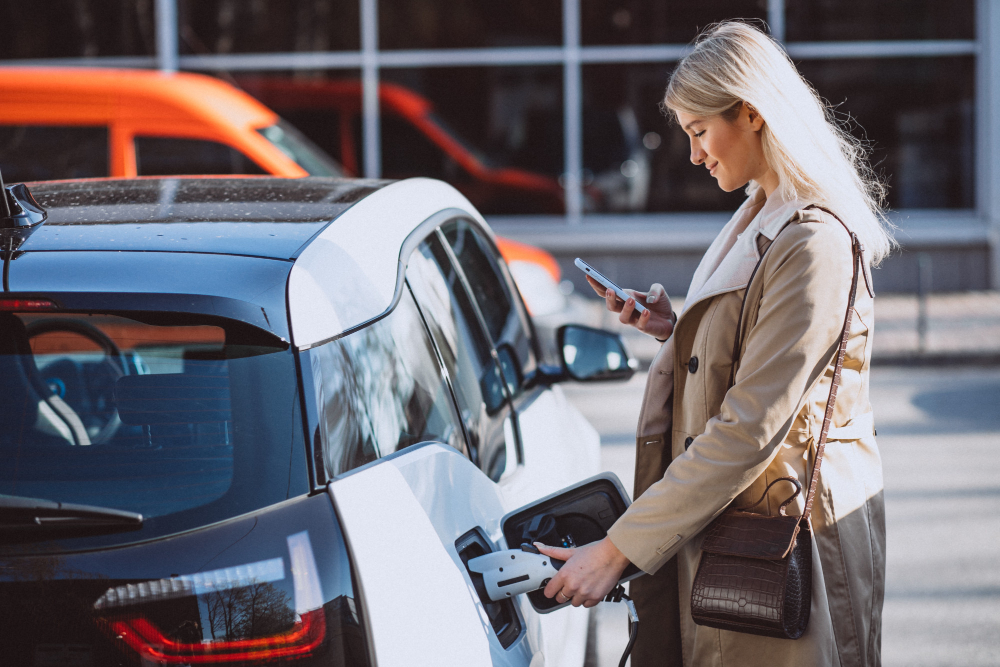 une femme rechargeant sa voiture électrique